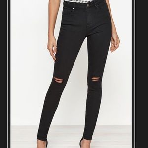 Skinny jeans. Ripped knees